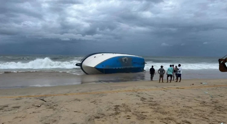 Yate con 2 estadunidenses se vuelca en la Costa de Oaxaca Yate con 2 estadunidenses se vuelca en la Costa de Oaxaca