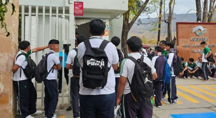 Investigan intoxicación de estudiantes del Conalep en Huajolotitlán, Oaxaca Investigan intoxicación de estudiantes del Conalep en Huajolotitlán, Oaxaca
