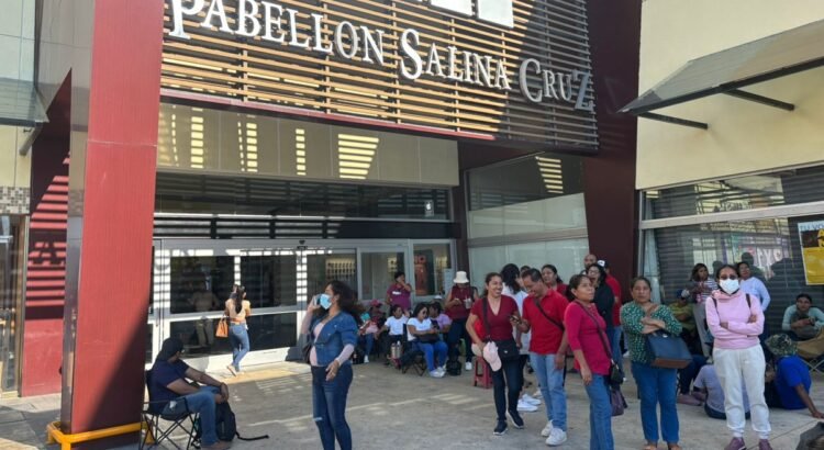 Maestros de la Sección 22 del SNTE bloquean accesos a tiendas departamentales en el Istmo de Oaxaca