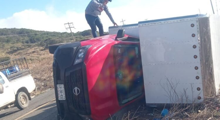 Vuelca camioneta por fuertes vientos en el Istmo de Oaxaca causados por el frente frío número 13