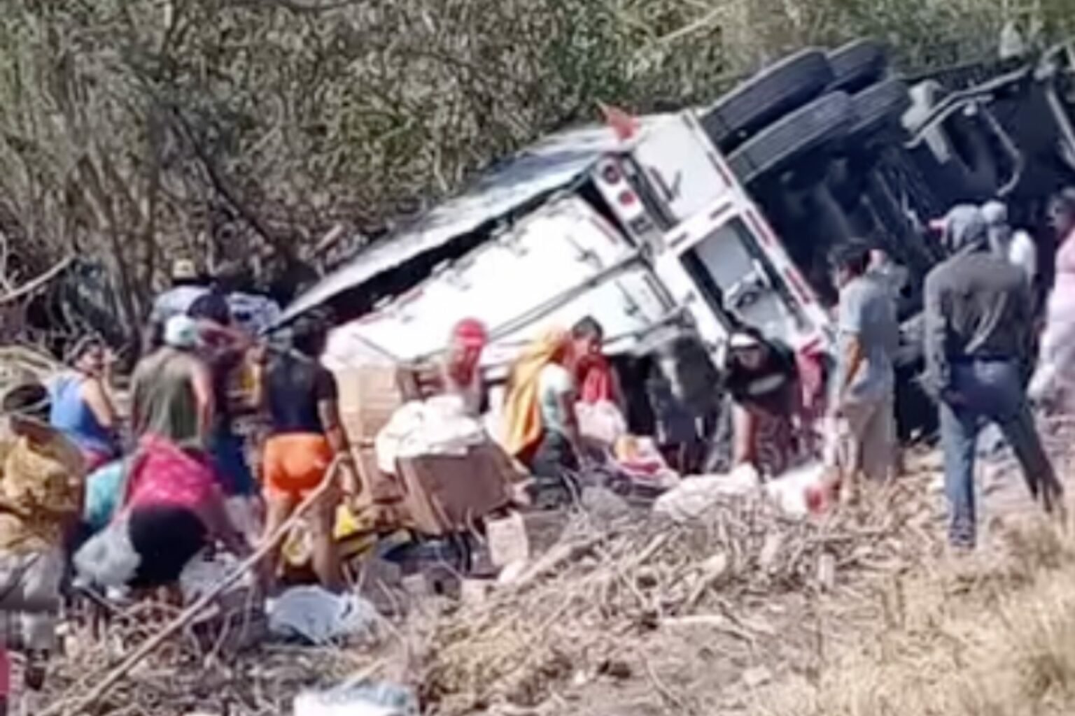 Se registra rapiña tras volcadura de tráiler en carretera de Oaxaca