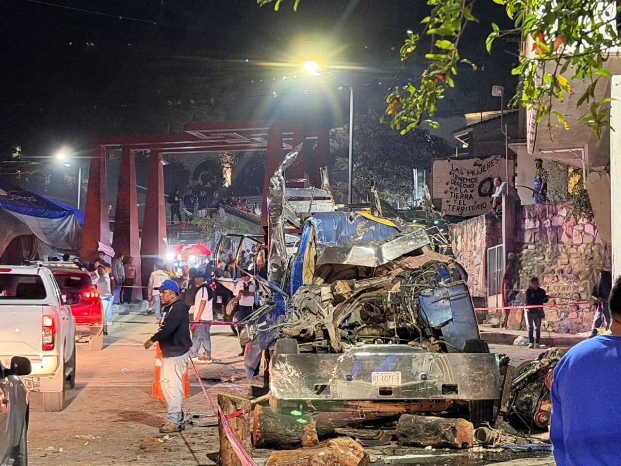 Camión “trocero” choca contra vivienda y embiste a personas en Guelatao, Oaxaca; hay dos muertos