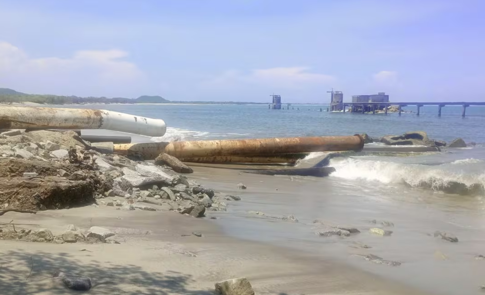 Pescadores reprochan a Pemex falta de compromisos para frenar contaminación en La Ventosa