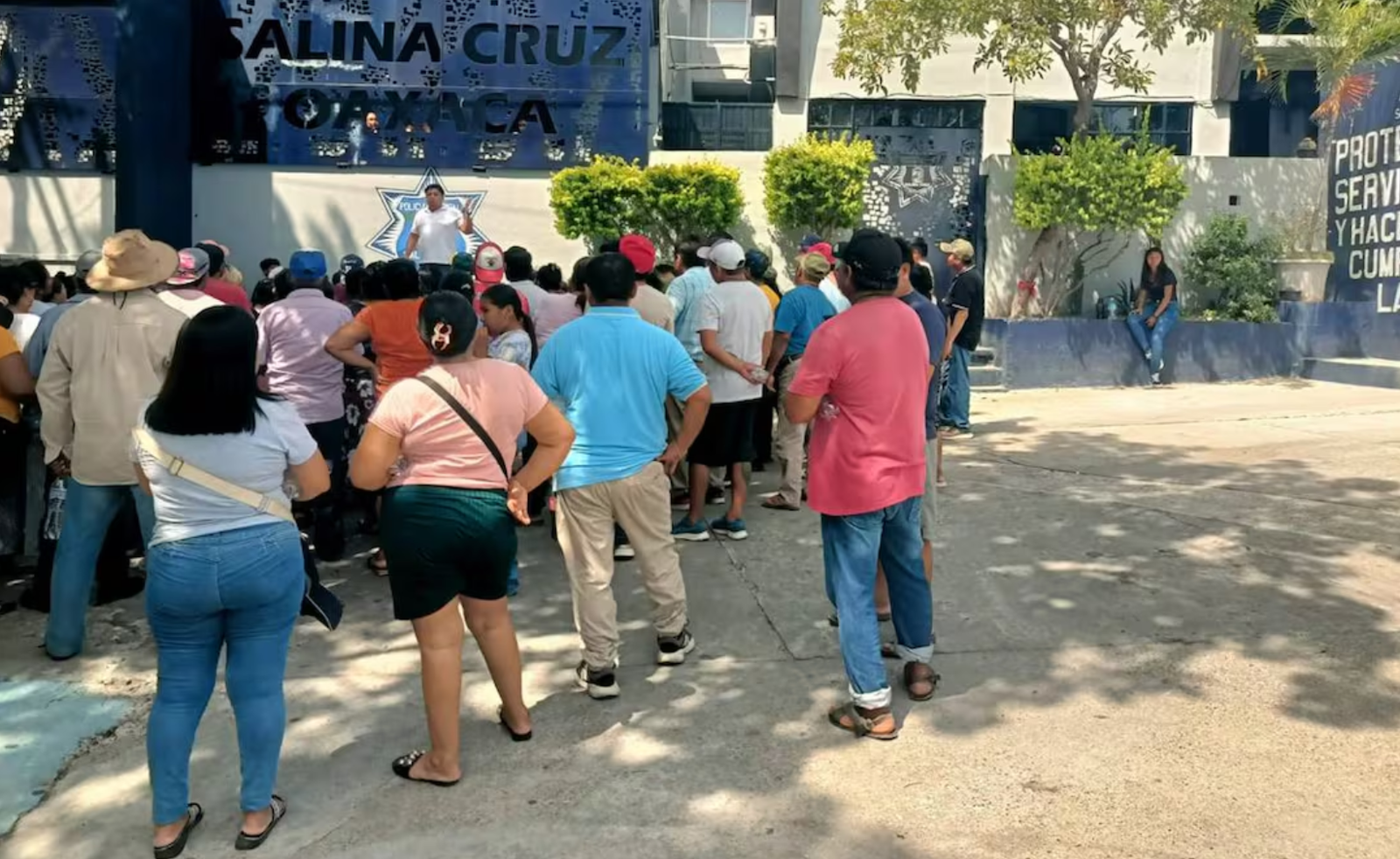 Protestan ante Salomón Jara por detención de trabajador en operativo contra expendio de gas