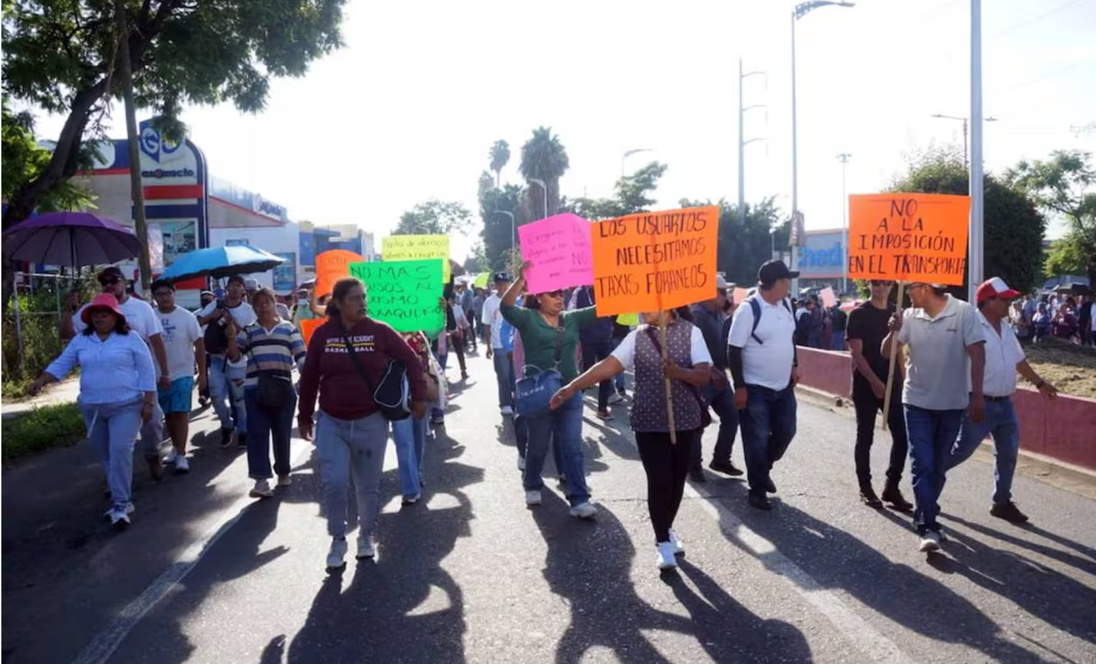 Marchan taxistas contra el reordenamiento del transporte en el centro de la ciudad de Oaxaca